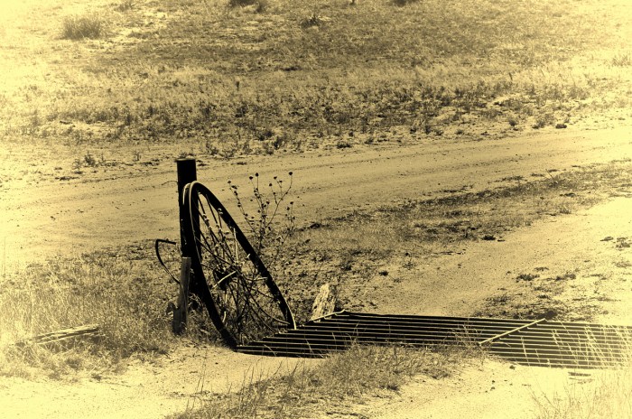 Entrance on dirt road going back to someones home.